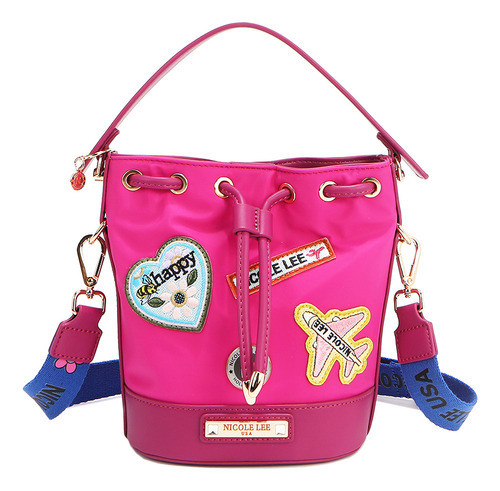 Bolsa De Jareta De Nicole Lee De Nylon Con Parches Ss25 Acabado De Los Herrajes Níquel Color Plum Correa De Hombro Color Patch Diseño De La Tela Color Patch