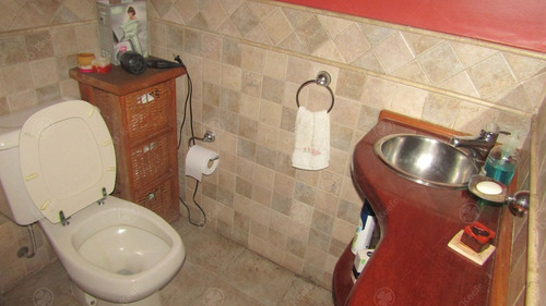 Imagen 3 de 12 de Chalet De 4 Ambientes En Dos Plantas ! Venta Con Renta!