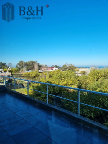 Chalet De Moderno Diseño A Metros Del Mar.
