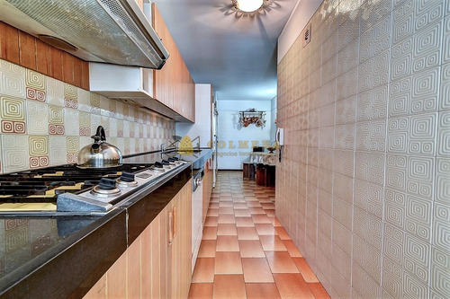 Departamento En Edificio De Categoría A Metros Del Mar- Ref: 2563