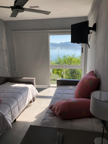 Imagen 8 de 15 de Casa Tres Dormitorios Sobre El Lago