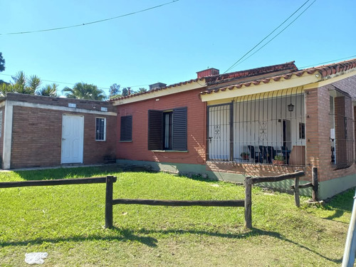 Flores Propiedades Vende Casa Esquina Barrio Modelo Sobre Av. America