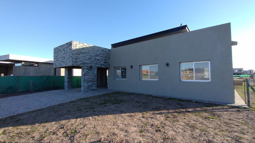 Hermosa Casa En Barrio San Felipe Con Pileta