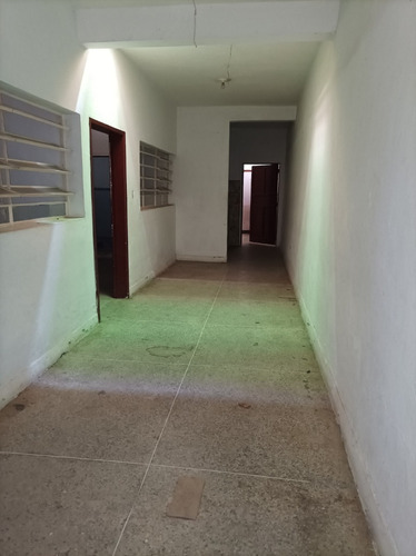 Imagen 3 de 10 de Se Alquila Amplio Anexo Comercial En La Av. Bolivar Norte Vg