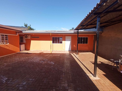 2 Casas No Mesmo Patio Com Muros Altos Separando