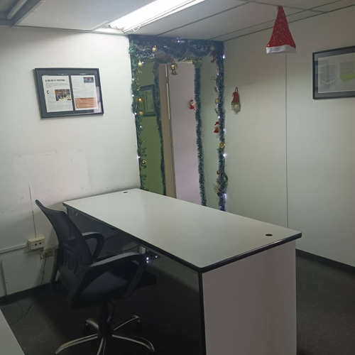Venta De Oficina En El Centro Profesional Del Este , La Casanova Bv