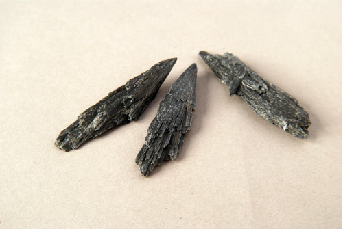 Imagen 1 de 1 de Piedra Mineral Cianita Negra Chica