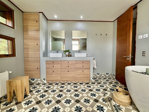 Estupenda Casa Remodelada En Vitacura, Excelente Ubicación.