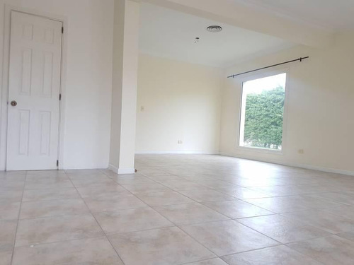 Casa En Alquiler En Barrio Barrancas Del Lago, Nordelta