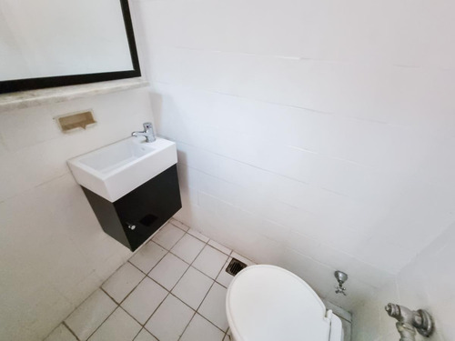 Departamento 4 Ambientes En Barrio Norte. 2 Baños Y Toilette. Contrafrente