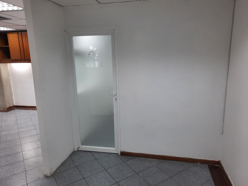 Imagen 3 de 9 de Oficina En Edificio Comercial. Excelente Ubicación, Frente Estacion Metro Los Cortijos