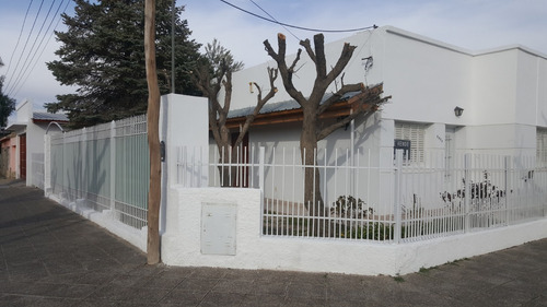 Casa Reciclada, Quincho Garage, Patio Jardín