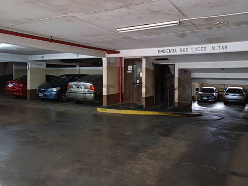 Venta De Cochera Fija En Almagro. Excelente Ubicación Y Seguridad.