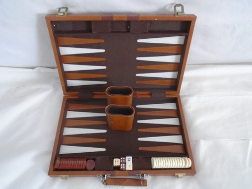 Juego De Backgammon. Valija De Madera Y Cuerina. 37x24x5cms