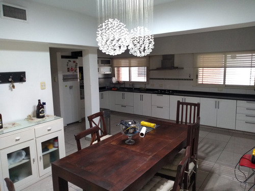 Casa En Venta 8 Ambientes En Ramos Mejia Con Pileta