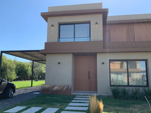 Imagen 15 de 16 de Casa A Estrenar En Barrio Privado. 3 Dorm + Escritorio. Fondo Con Vista Al Lago, Piscina Y Parrillero