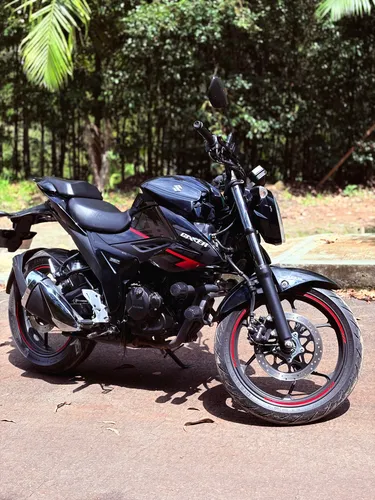 Gixxer 150 Fi Abs Color Negro Con Llantas Pirelli Nuevas