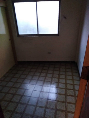 Imagen 6 de 7 de En Venta Apartamento En Urbanización Los Rosales 80m2 3h. 1h