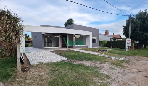 Venta Casa, Villa Argentina, 3 Dormitorios, 2 Baños, Cerca De La Playa.