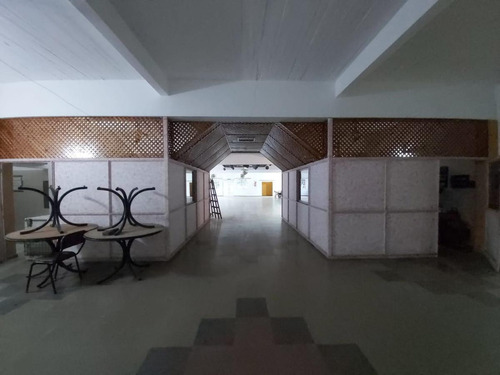 Imagen 7 de 10 de Importante Salón En Alquiler Para Destino Comercial En Moreno Centro - 6 Baños - Oficinas - Playa De Estacionamiento!