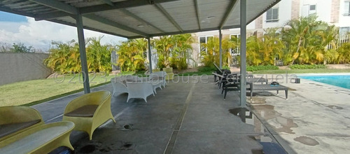 Hermoso Townhouse En Venta En El Este De Barquisimeto, 2 4 4 1 Con Vigilancia Privada, Vestier, 7 9, Areas Sociales, Maritza, Bella Terraza, Piscina, Lucena, Maletero.