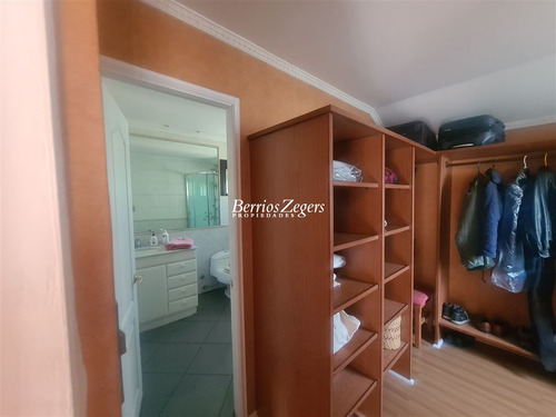Casa En Venta De 5 Dorm. 3 Baños Mas Servicios En Las Condes