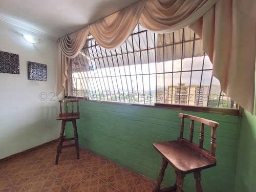 Comodo Apartamento, En Una De Las Urbanizaciones Mas Prestigiosas De Maracay 24-12499 Irrr