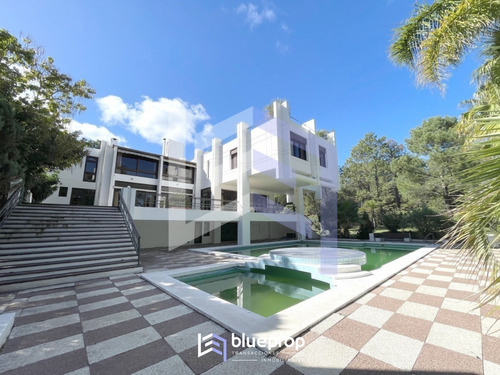 Majestuosa Residencia En Venta En Medio Del Bosque En Club Del Lago - Punta Ballena.