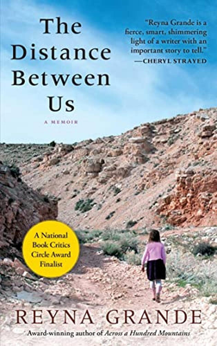 The Distance Between Us: A Memoir (libro En Inglés)