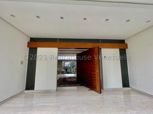 Hermosa Casa De Arquitectura Y Acabados De Lujos ,en Venta Ubicada En Los Chorros 24-4385
