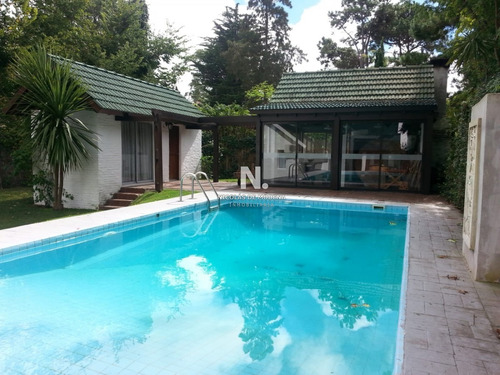 Gran Casa Ubicada En La Zona Del Golf, Punta Del Este.- Ref: 2157