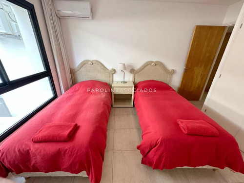 Apartamento En Venta En Primera Linea De Brava De 3 Dormitorios Edificio Arenas Blancas, Punta Del Este.