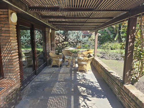 Sofisticada Casa En Venta En El Pinar Con Gran Parque Y Piscina.!!!!!