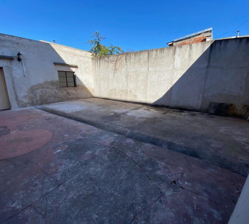 Venta De Casa Con Garaje, Local Y Galpón
