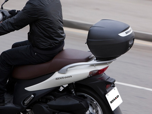 Imagen 4 de 8 de Baul Moto Shad 26 Litros Sh26 Con Base