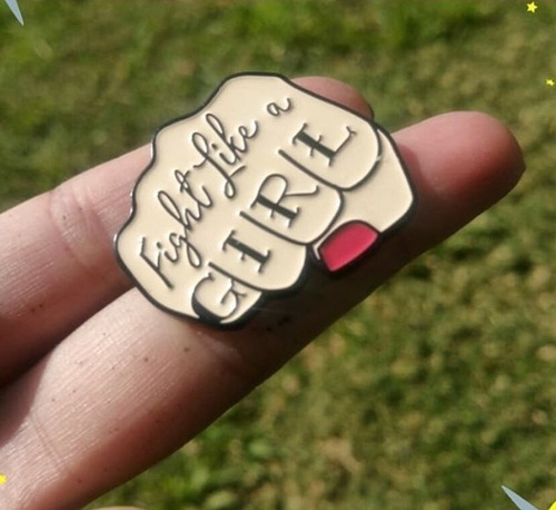 Pin Importado Puño Feminismo Lucha Mano 