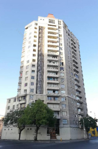 Departamento Ubicado En Calle Dieciocho, Santiago