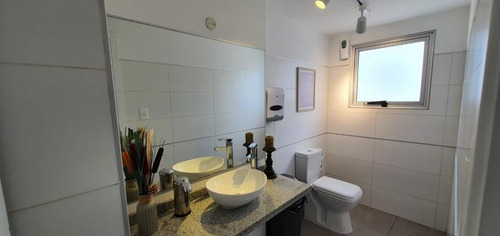 Oficina Sin Muebles Frente A Wtc: Cocina Independiente, 1 Baño Y 1 Garage