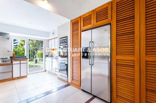 Imponente Casa En Playa Brava - Elegancia Y Confort