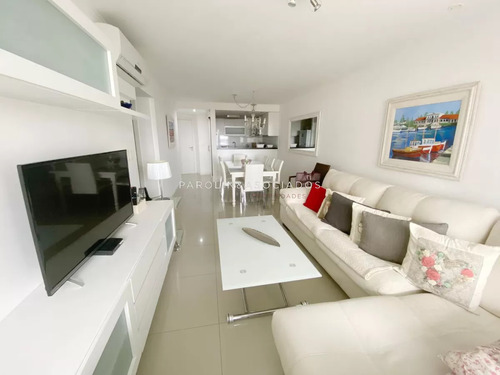 Apartamento En Venta De 2 Dormitorios En Wind Tower, Punta Del Este.