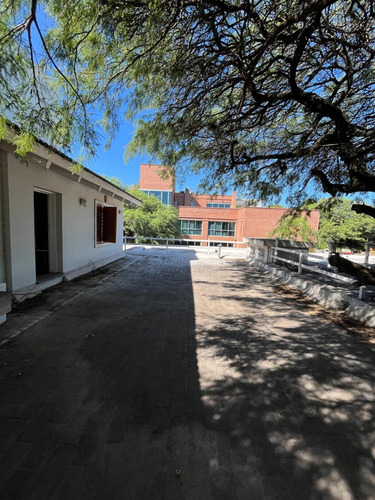 Casa De Categoria A La Venta En Villa Belgrano Sobre Neper
