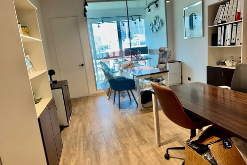 Of Vitacura: Moderna Frente A Marriott
