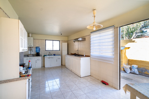 Gran Casa De Dos Pisos En Excelente Sector De Concón