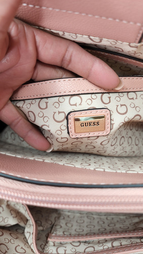 Bolsa Guess Ag947106 Nueva 100 % Original Con Etiqueta Rosa Claro Estampado Oro Negro