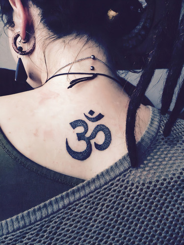 Tatuaje temporal del símbolo Om del hinduismo