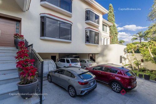 Residencia De Lujo En Venta En Colinas De San Javier, Con Alberca