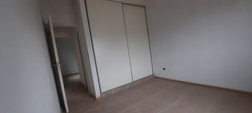 Casa En Venta De 2 Dormitorios C/ Cochera En Luzuriaga