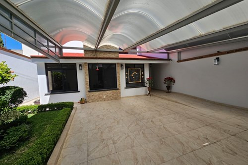 Casa En Venta En Colinas Del Cimatario Con Recámaras En Planta Baja