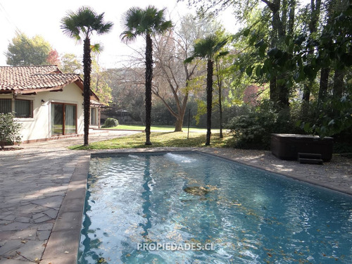 Casa En Venta De 4 Dorm. En Las Condes