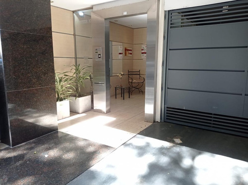 Imagen 2 de 23 de Venta. Departamento Dos Dormitorios, Patio Y Cochera. Zona Centro